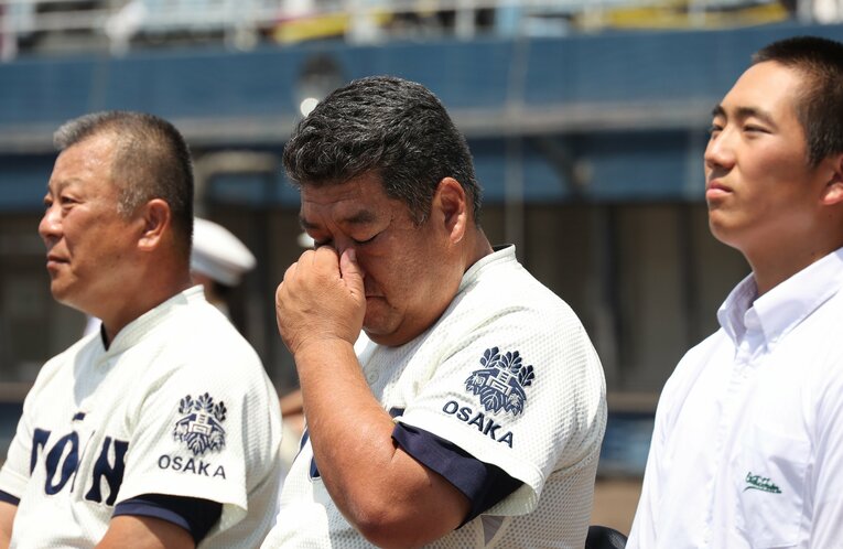 閉会式で涙ぐむ大阪桐蔭の西谷監督　©︎JIJI PRESS