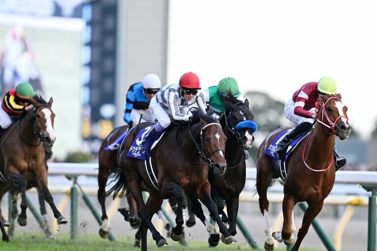 内から差し返すシンエンペラーと三つ巴の争いに　©Keiji Ishikawa