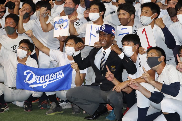 中日ドラゴンズから1位指名を受けたブライト健太。仲間たちに囲まれ、笑顔が絶えない時間となった　©︎Yu Takagi