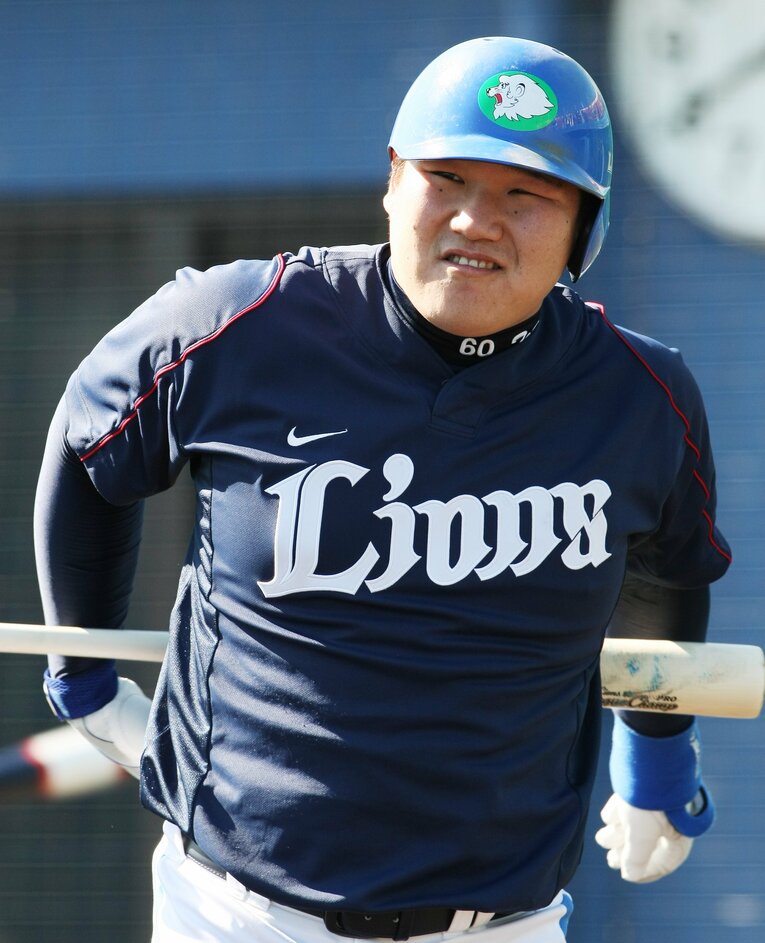 キャンプで打席に向かう中村剛也  (C)JIJI PRESS