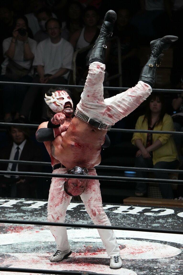 ピンチェ・ロコとリバースタイガードライバーの応酬　©Essei Hara