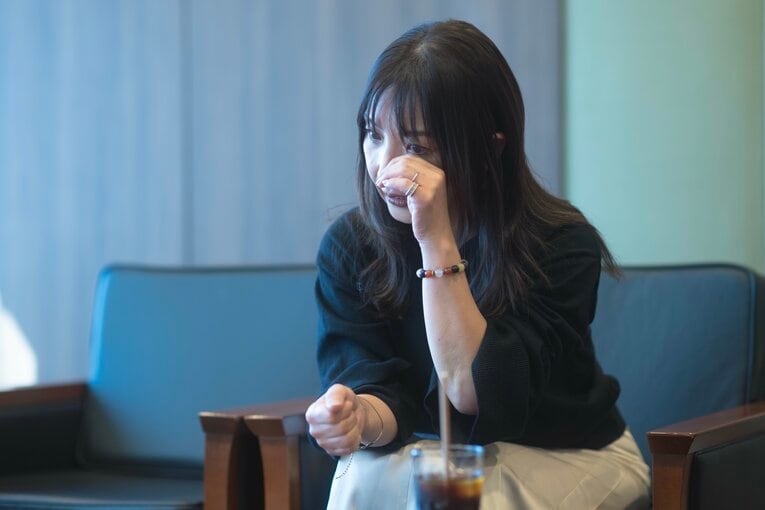 インタビュー中に涙を流した府川　©Takuya Sugiyama