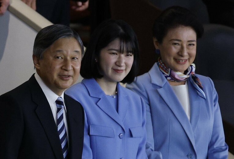 WBC1次リーグ、日本対オーストラリアの試合を観戦するため、東京ドームに到着された天皇、皇后両陛下と長女愛子さま（代表撮影。写真は右に続きます）　©JIJI PRESS