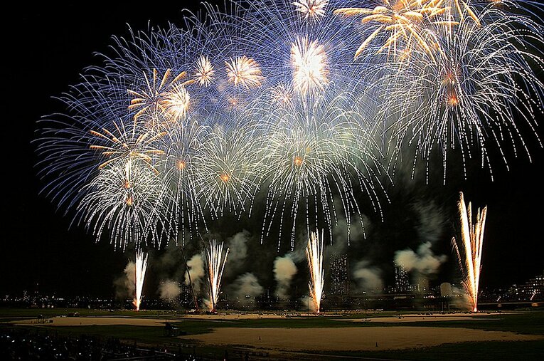 例年行われている江戸川区花火大会は「宗家花火鍵屋」が担当している（写真は2014年のもの） ／ photograph by Rodrigo Reyes Marin/AFLO