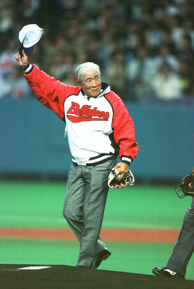 西本幸雄（2001年日本シリーズの始球式） ©BUNGEISHUNJU