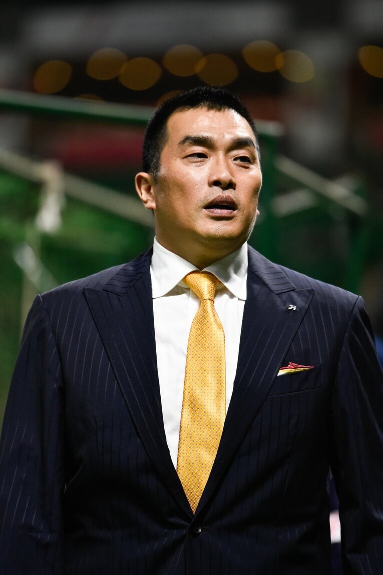 スーツを着た山本昌さん　©Nanae Suzuki