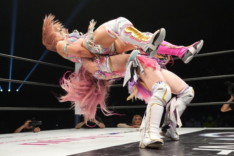 フィニッシュとなった中野たむのトワイライトドリーム（両腕をロックしてのスープレックス）