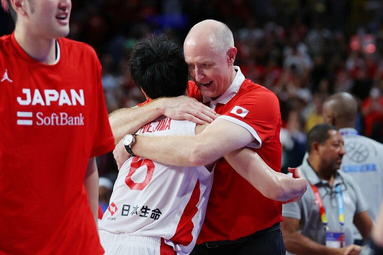 パリへの切符を手にして比江島らと喜び合う　©AFLO