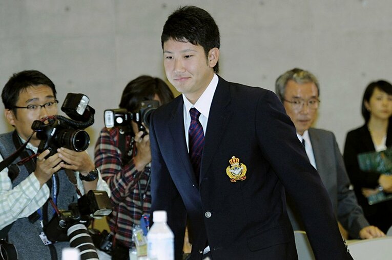 日本ハムに1位指名され、記者会見に臨む菅野智之（当時、東海大） ／ photograph by KYODO