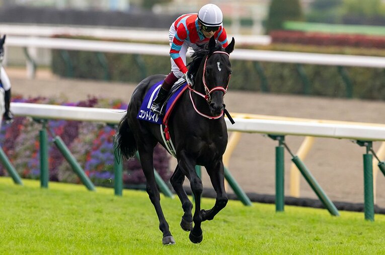 前走、天皇賞・秋でのコントレイルと福永祐一。ジャパンカップが現役最後のレースとなる ／ photograph by Photostud