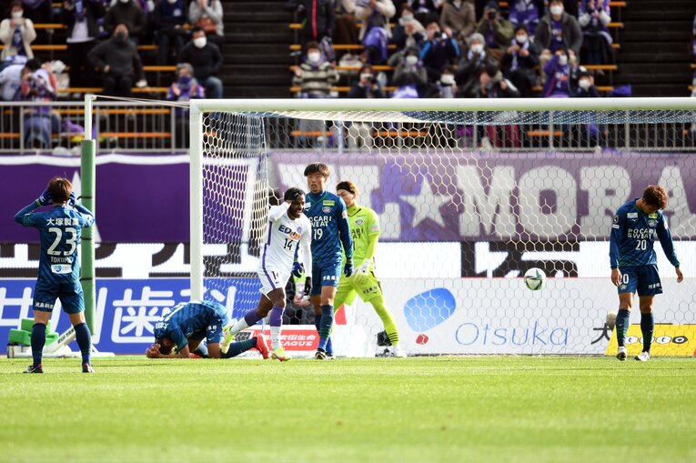 徳島は最終節の広島戦でもボールを支配したものの、前半だけで3失点。後半の反撃も及ばなかった