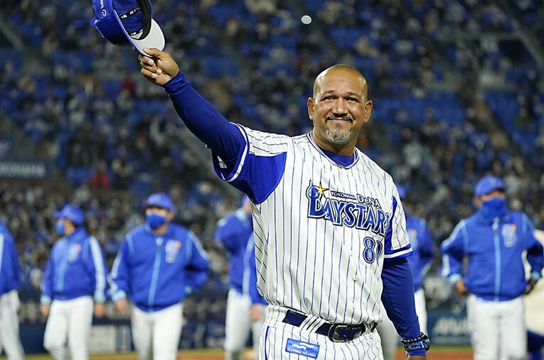 最終戦を終え、手を振るラミレス。監督5年間の通算成績は692試合で336勝337敗19分とわずかに負け越したが、3度のAクラスに導いた ／ photograph by KYODO