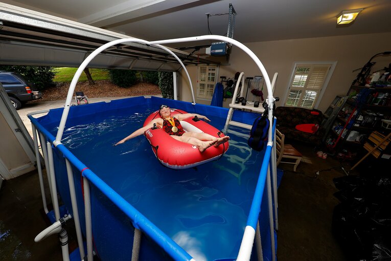 実際にガレージ内に設置された簡易プール　©Getty Images