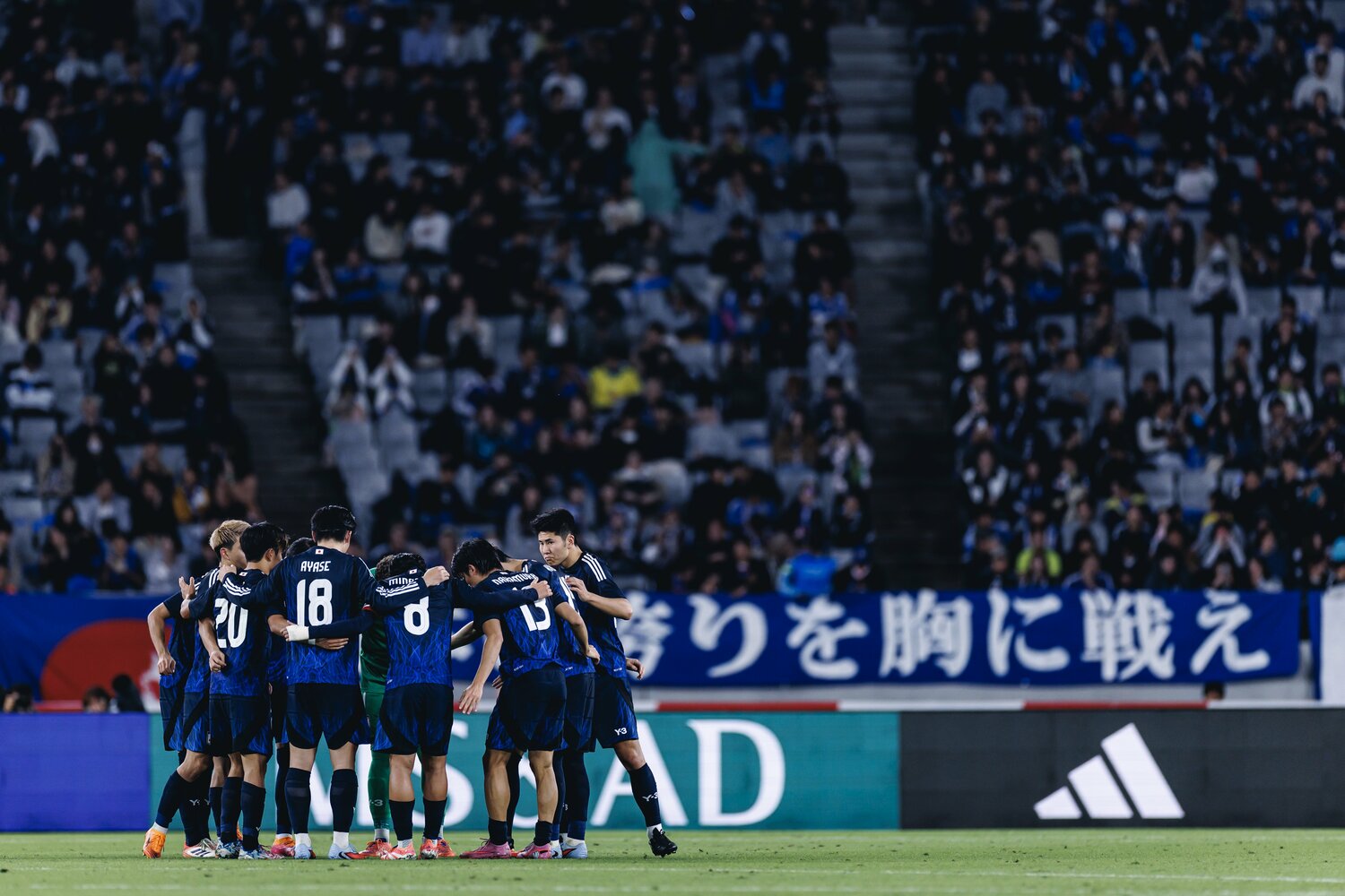 後半開始直前に円陣を組む日本代表。驚きの逆転劇はここから始まった　©Kiichi Matsumoto