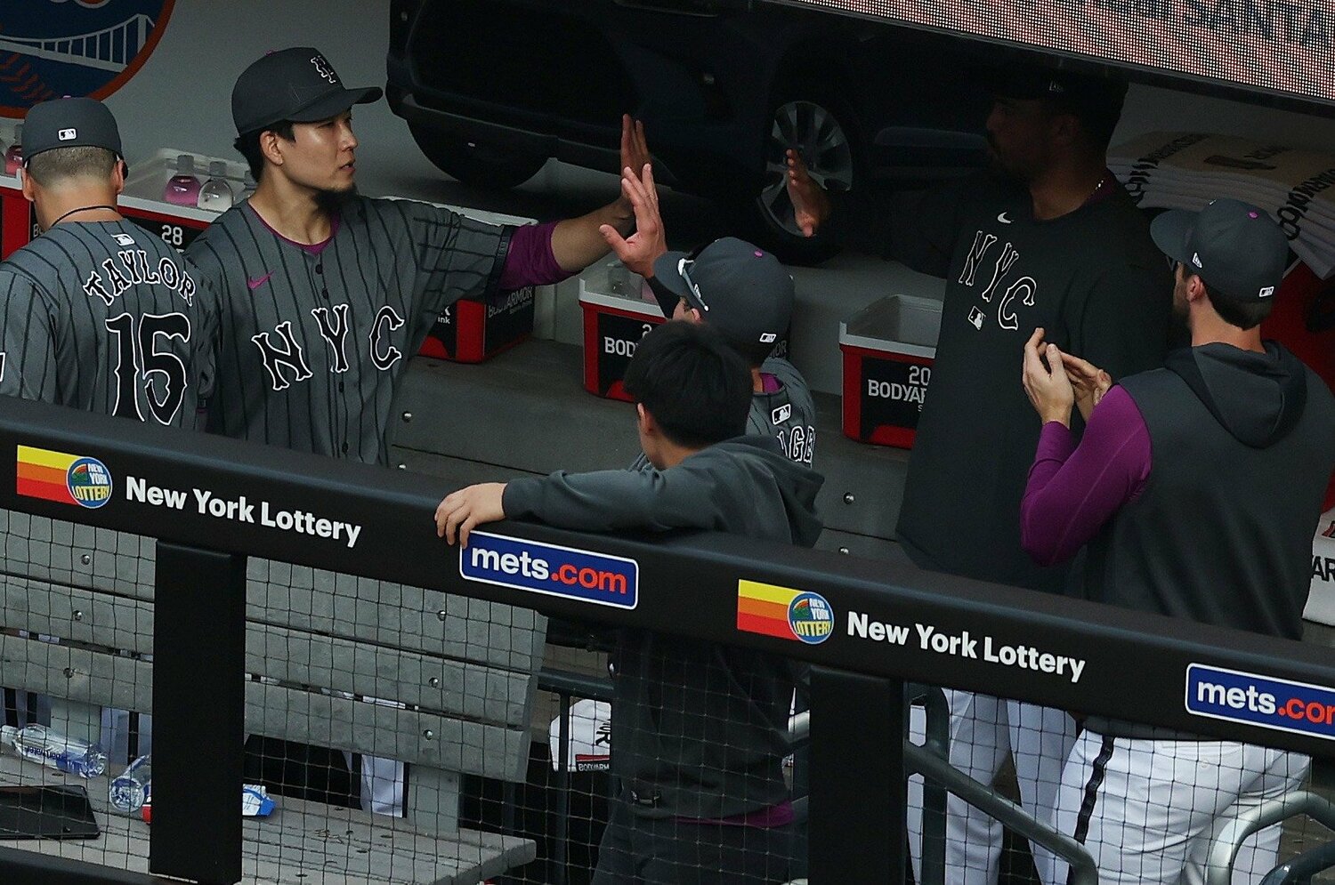 カージナルス戦での好投後、ベンチで労われる千賀　©Getty Images