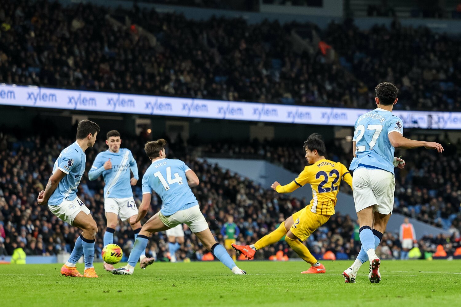 後半15分、三笘薫のスーパーゴールのシーン【2枚目／全4枚】。三笘は数人のDFに囲まれていた　©Getty Images