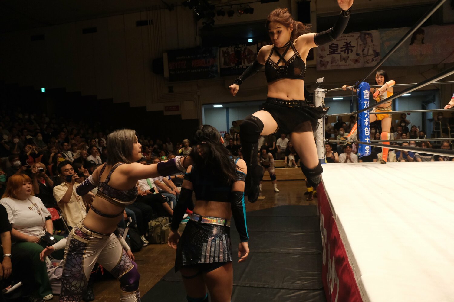 ユニットトーナメント決勝でも3カウントを奪ったのは澄川場外にダイブして…　©Norihiro Hashimoto