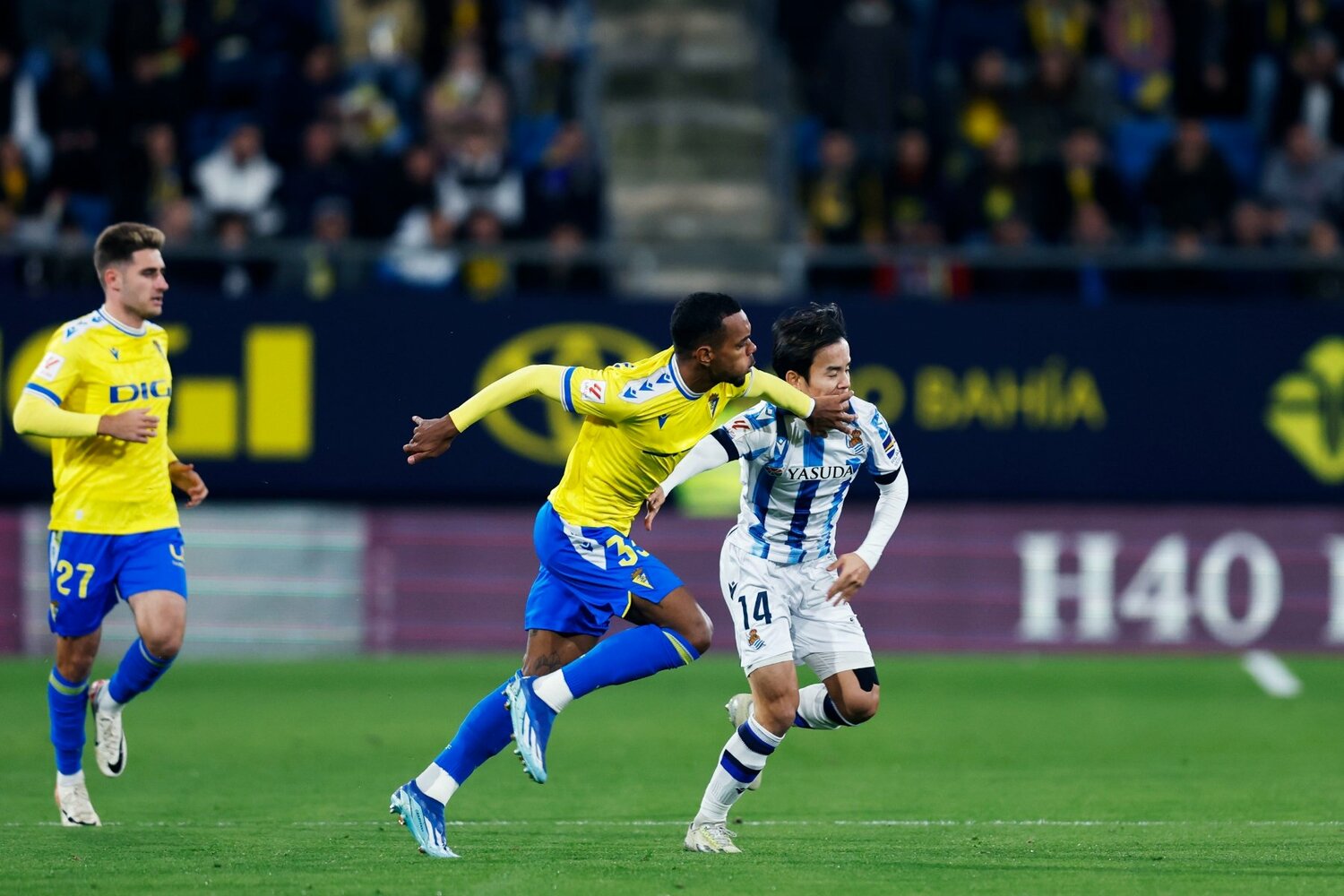 相手マーカーの左手が入った瞬間、久保の表情は……