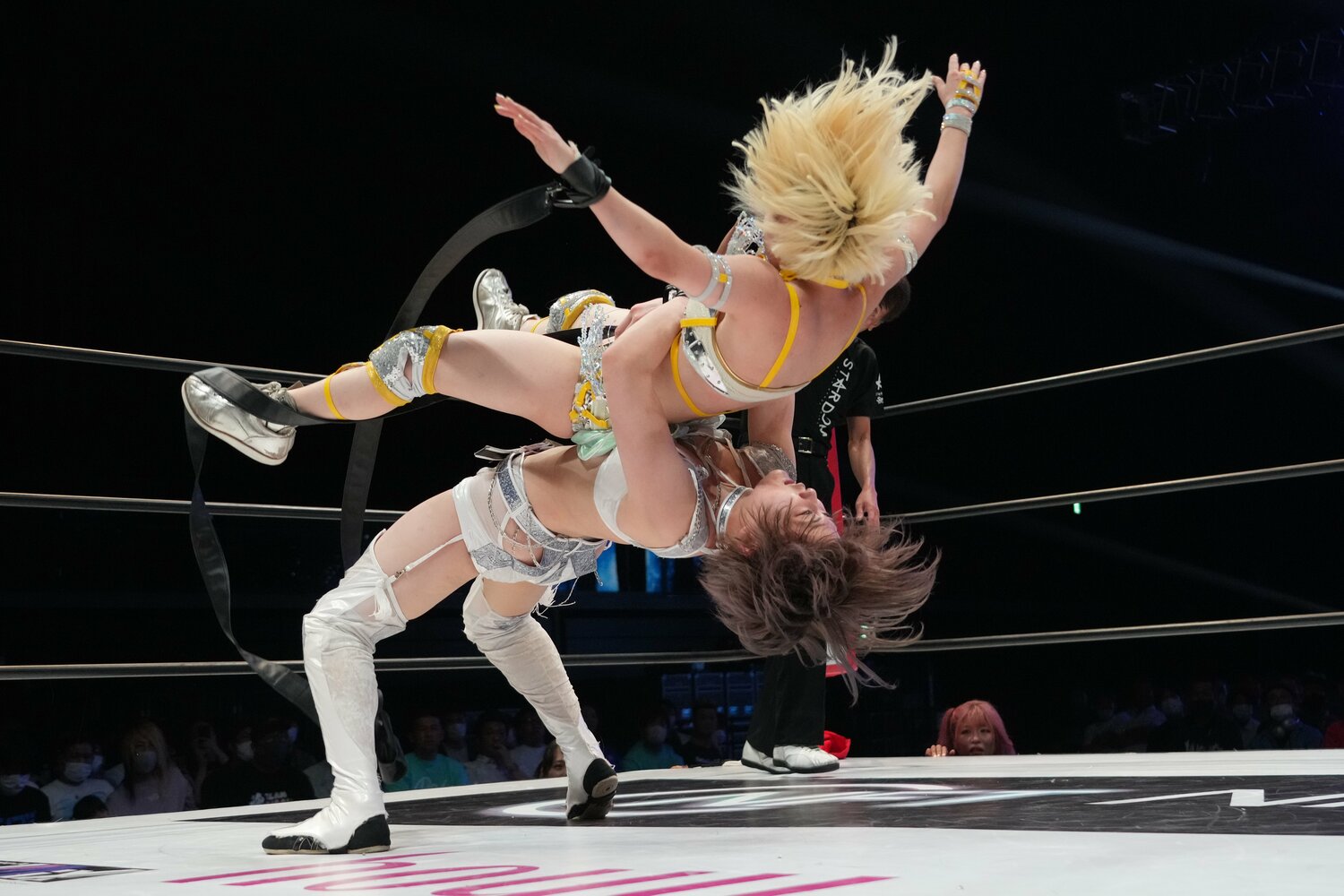 ジャーマン・スープレックスなど得意技の応酬も　©Essei Hara