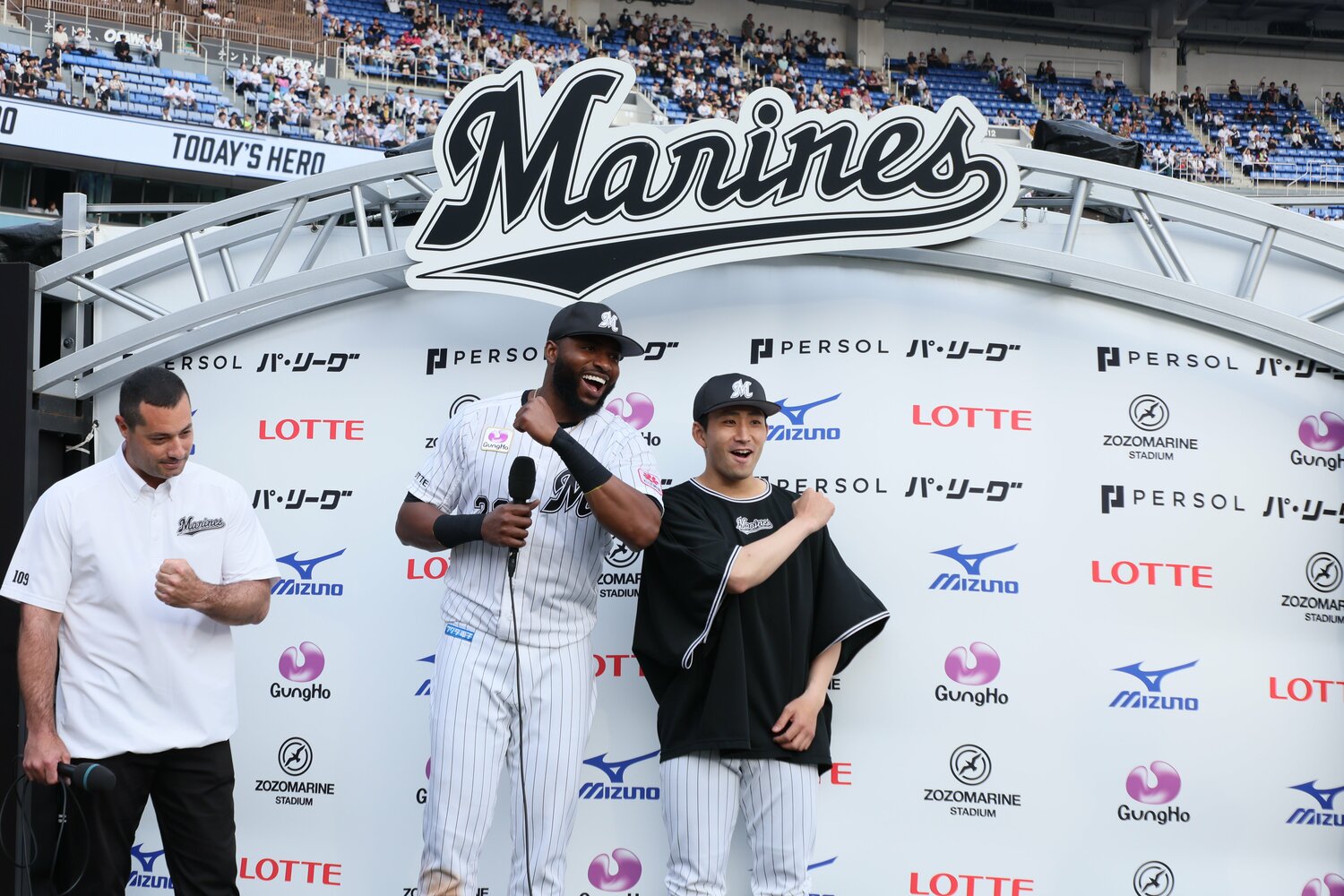 (右から)先発の小島、殊勲打のポランコとともにお立ち台に上がったフェルナンデス通訳 ©Chiba Lotte Marines