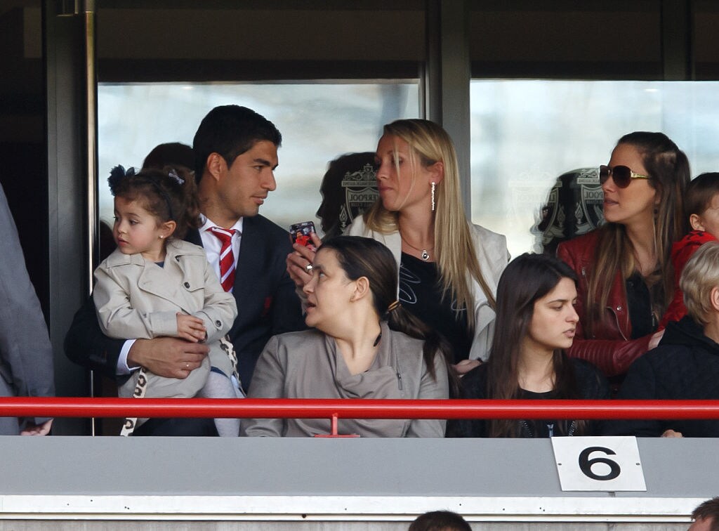 リバプール所属時のスアレスとソフィア夫人、愛娘と（2013年撮影）　©Getty Images