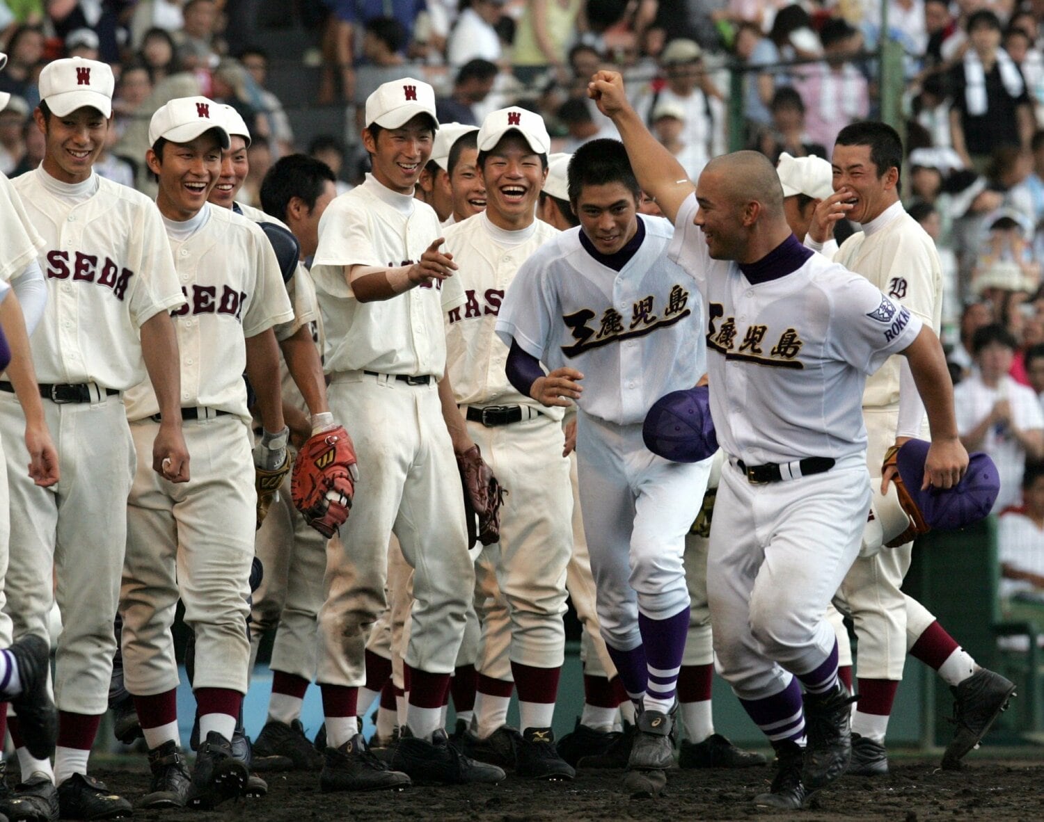 試合後の一幕。今吉晃一の底抜けの明るさに、斎藤佑樹ら早実ナインにも笑顔があふれた　©Sankei Shimbun