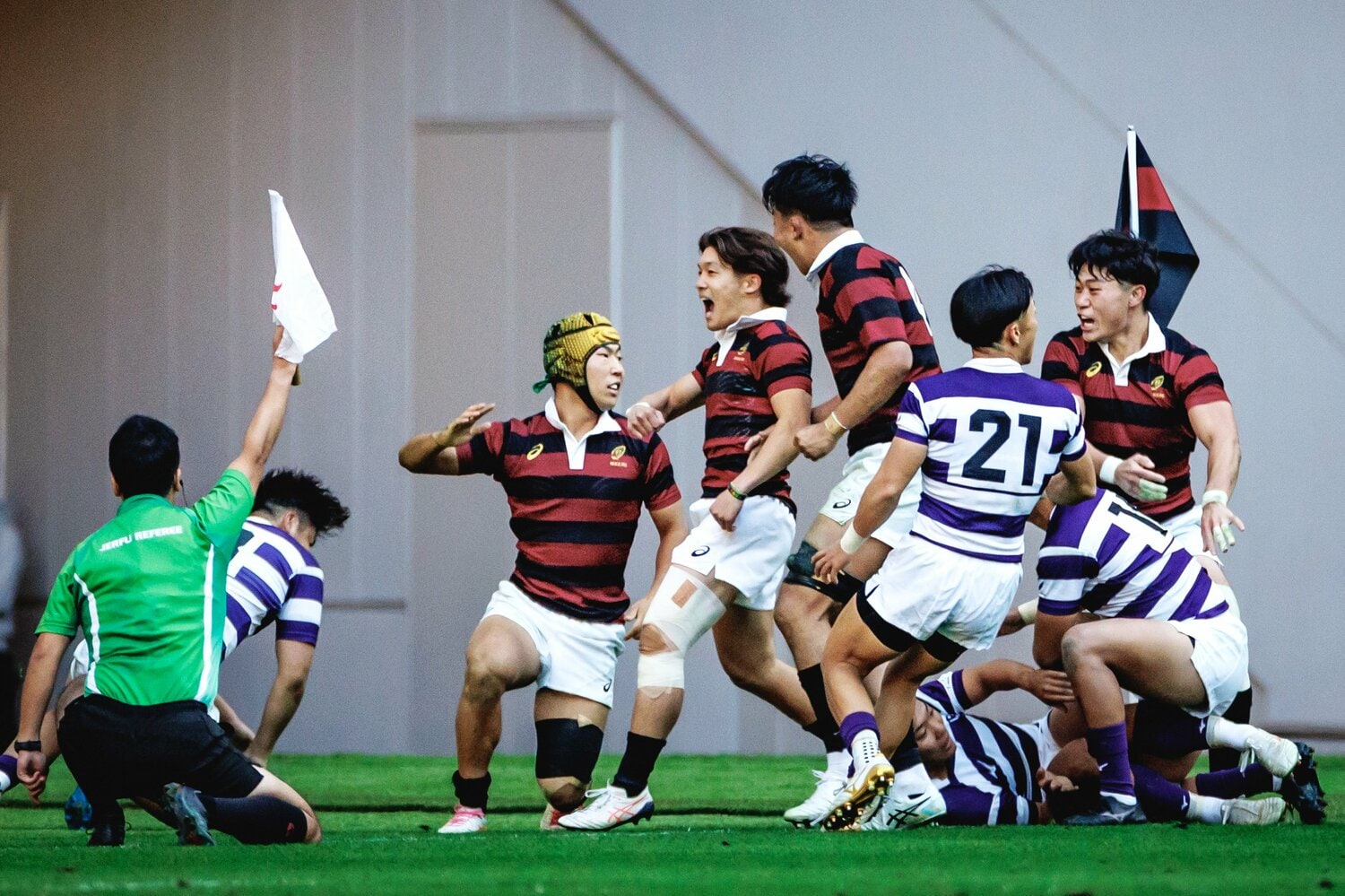 早明戦の試合終了間際、逆転を狙う明治渾身のアタックを早稲田が守りきり、最後はタッチラインから押し出した　©Kiichi Matsumoto