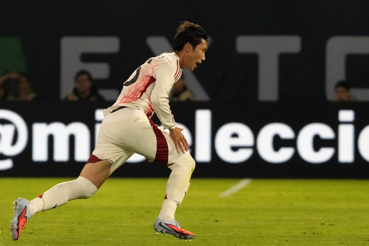 鎌田大地はボランチとして先発出場。「対世界」を意識してカウンターの重要性に触れた　©Getty Images