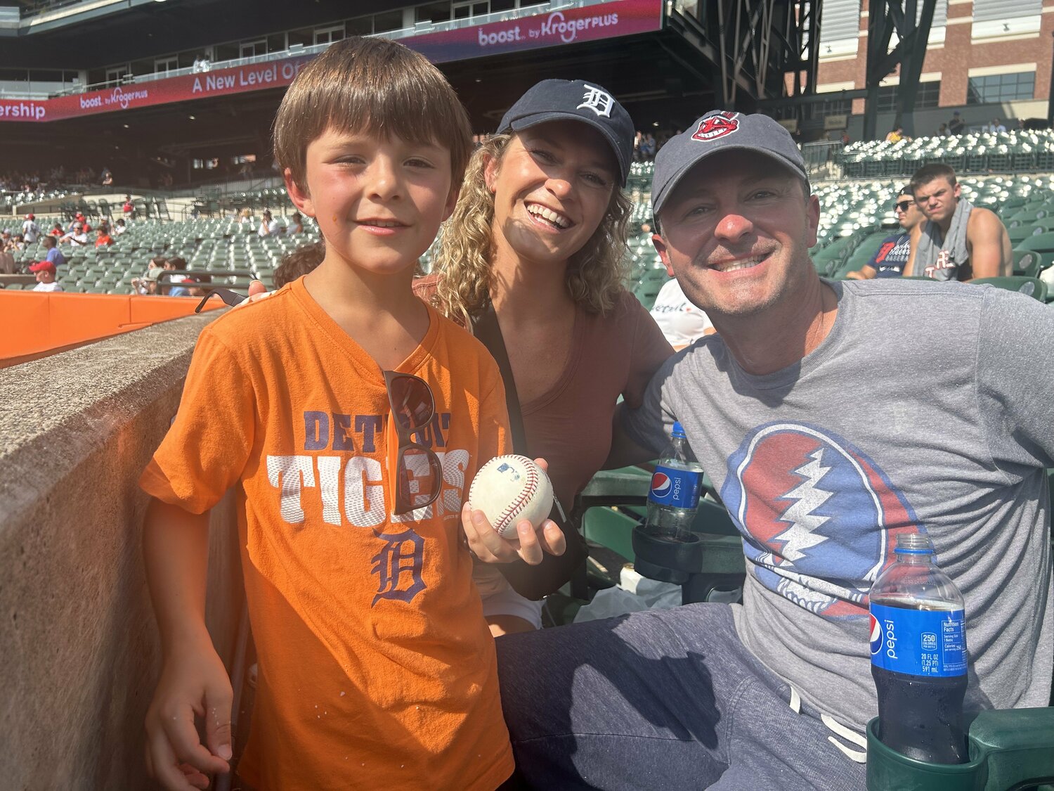 大谷のホームランボールを手に嬉しそうなファン　©Naoyuki Yanagihara