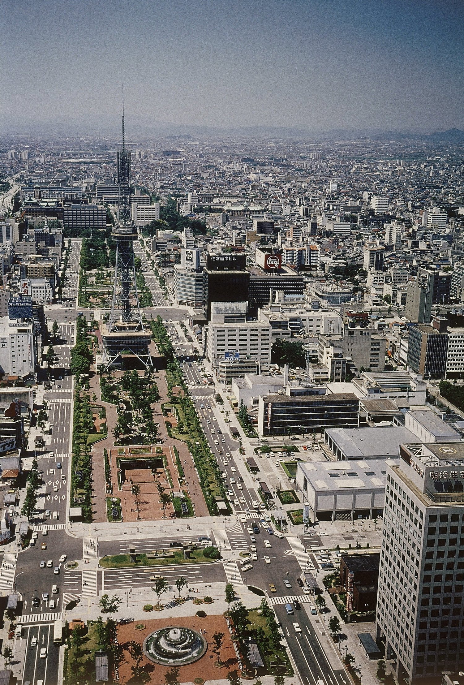 1981年に撮影された名古屋。写真は中心市街地の久屋大通　©AFLO