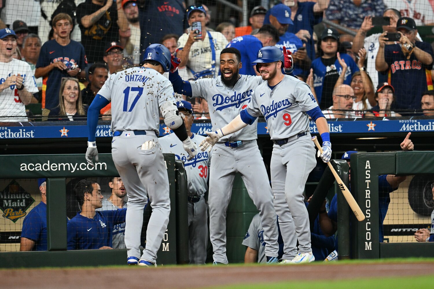 ホームランを放った大谷を祝福するテオスカーとラックス　©Getty Images