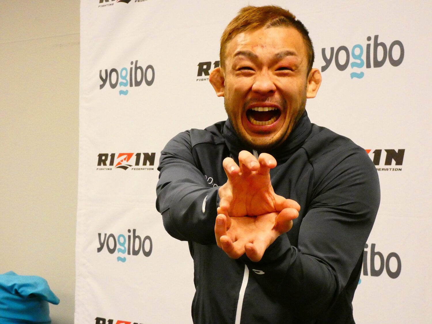 試合後の取材で「かめはめ波」ポーズを披露する扇久保　©Koji Fuse