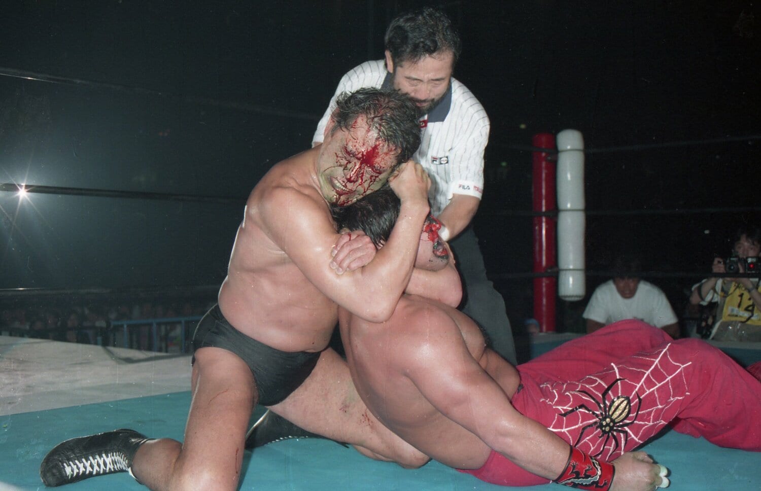 最後は猪木がスリーパーホールドでムタに勝利した ©Takeshi Yamauchi/KYODO NEWS IMAGES