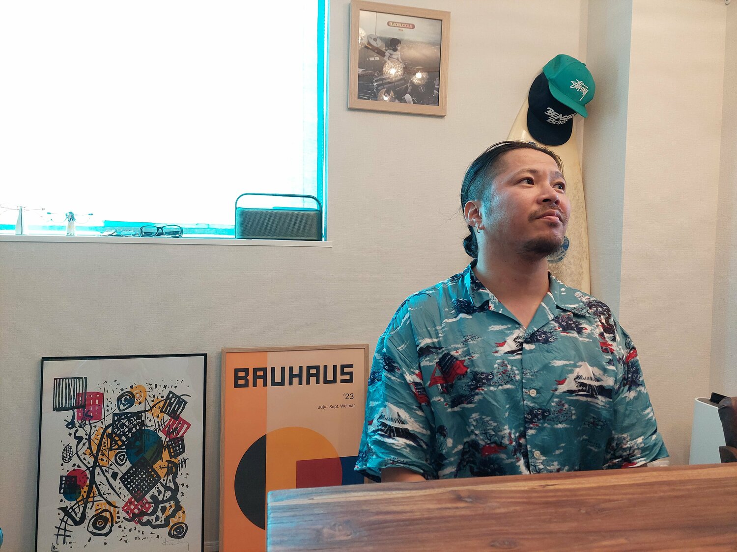 ムロツヨシ主演でドラマ化もされた『ドラフトキング』（集英社）などの著作があるクロマツさん　©NumberWeb