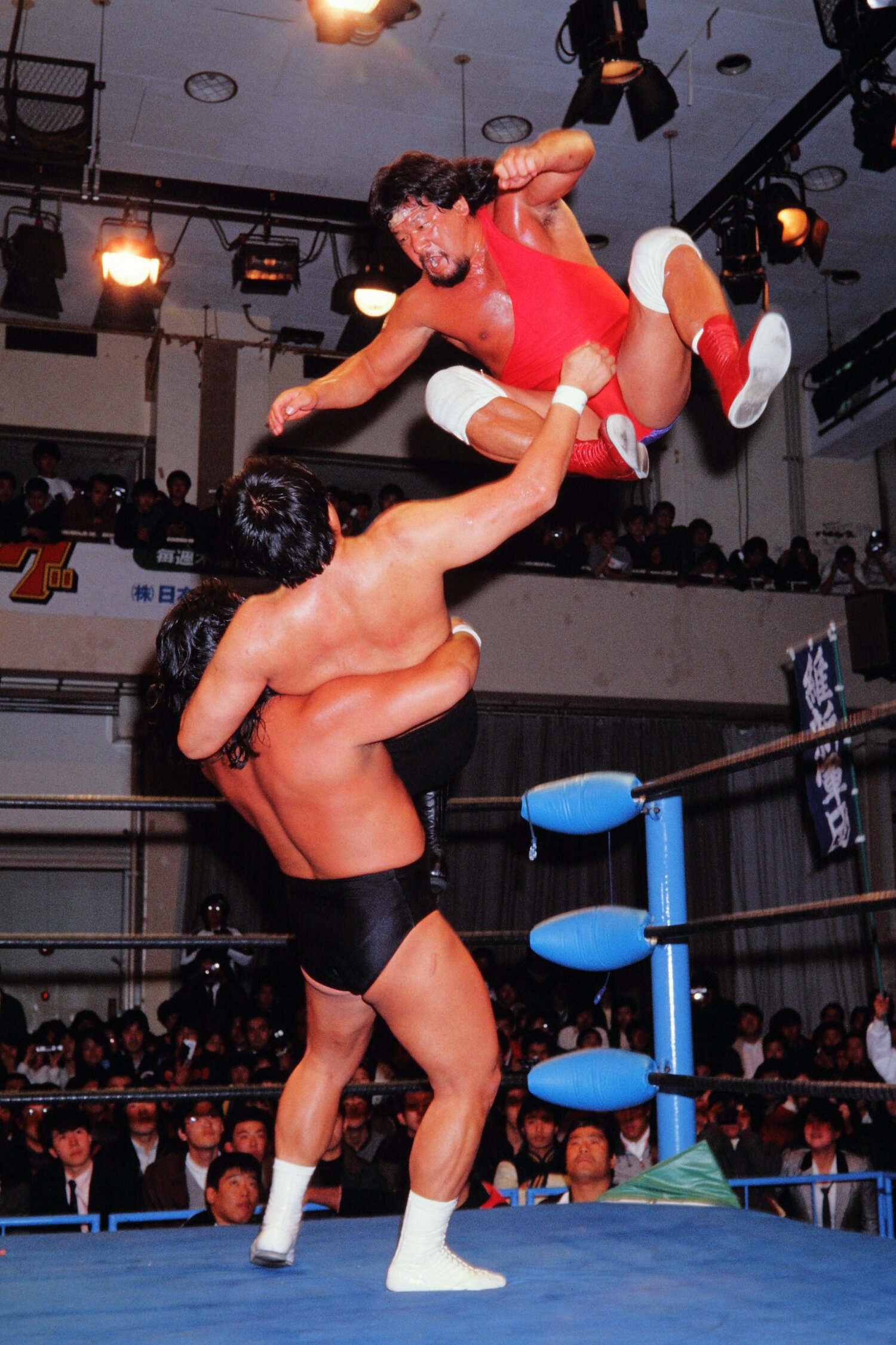 長州力 (左) と アニマル浜口 (右) のダイビングネックブリーカードロップ ツープラトン攻撃　©AFLO