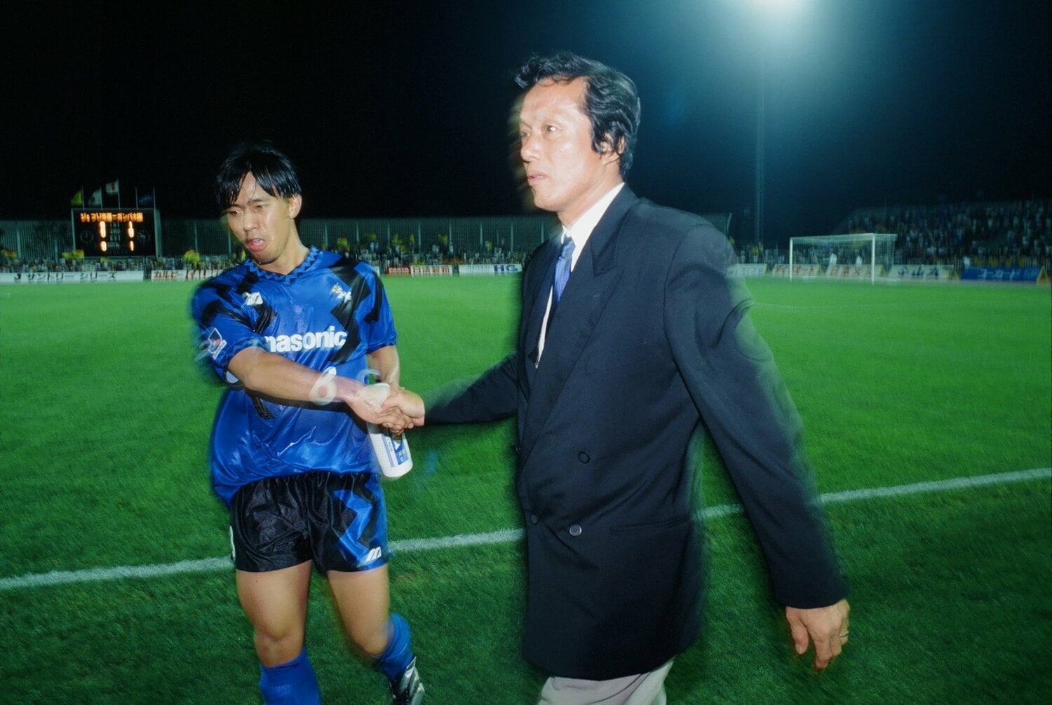 釜本邦茂監督と握手する礒貝洋光(1993年)©︎ J.LEAGUE