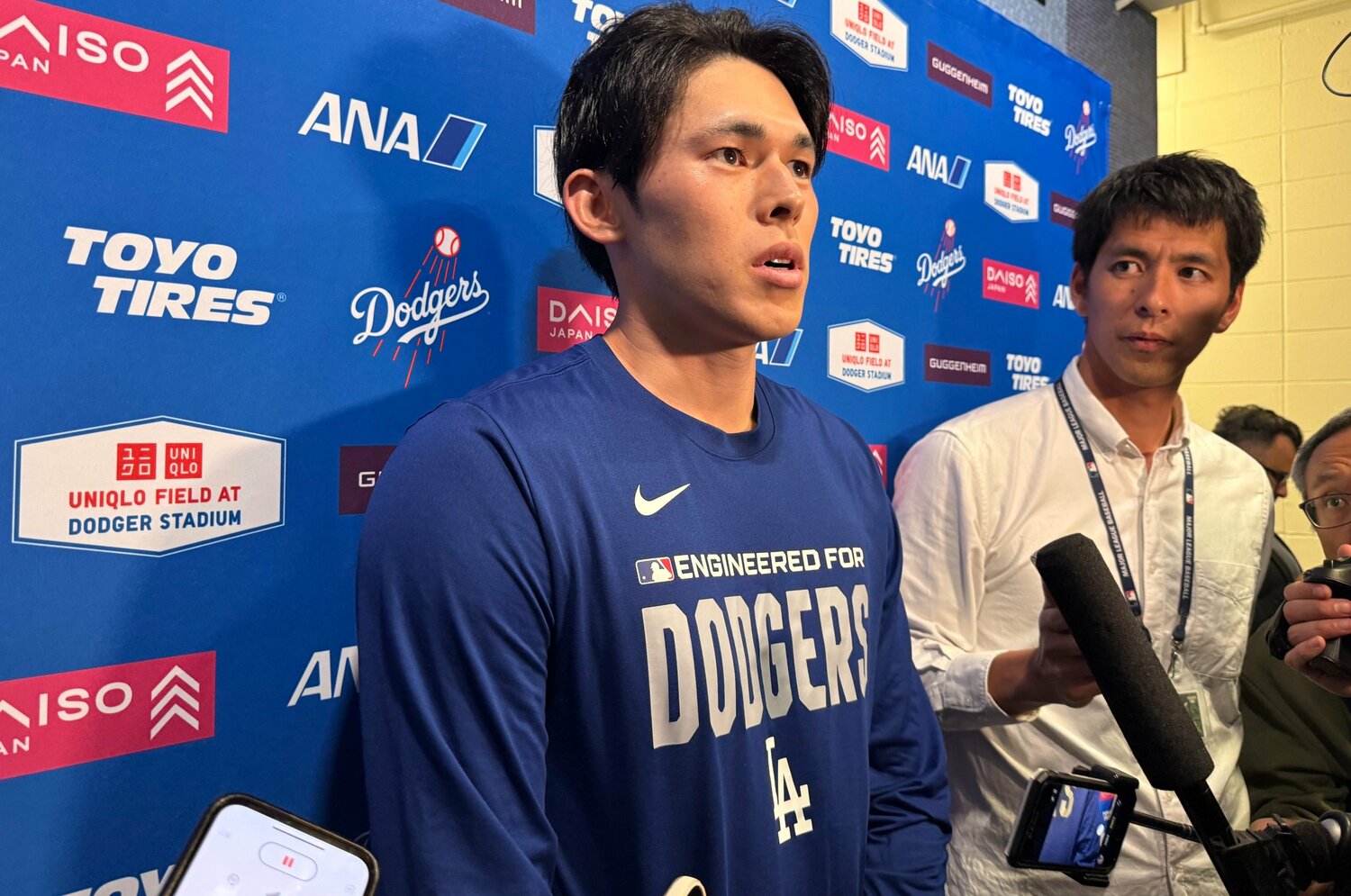 試合後、取材に応じる佐々木朗希　©Naoyuki Yanagihara