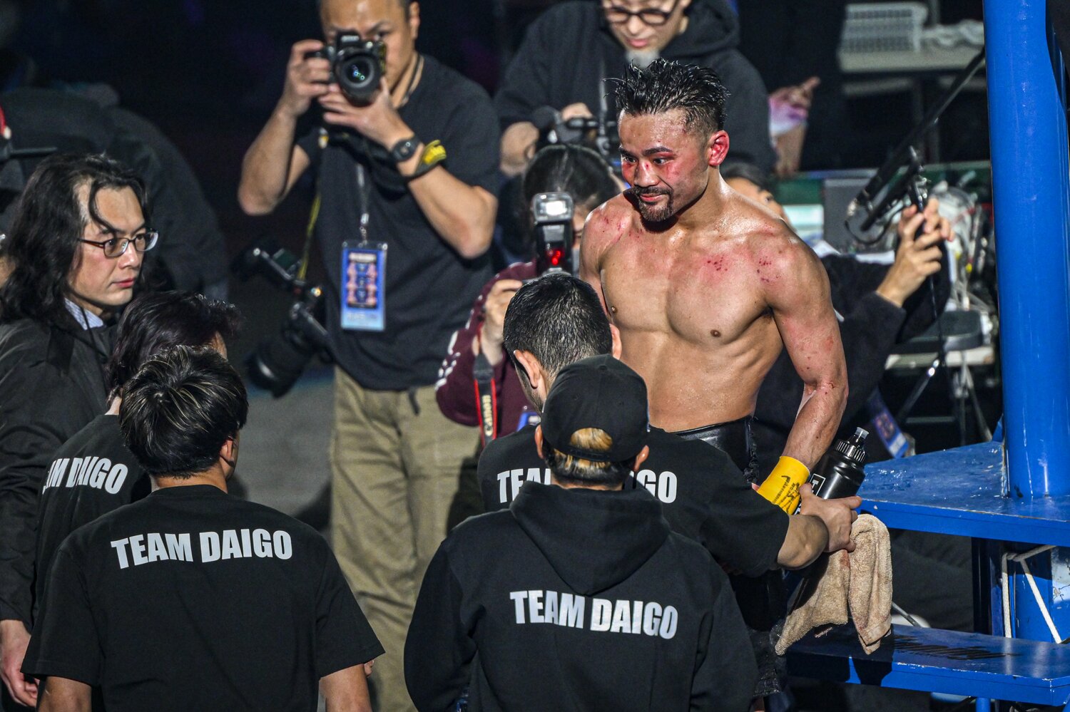 激闘を終え、明るい表情で引き揚げる比嘉大吾　©Takuya Sugiyama