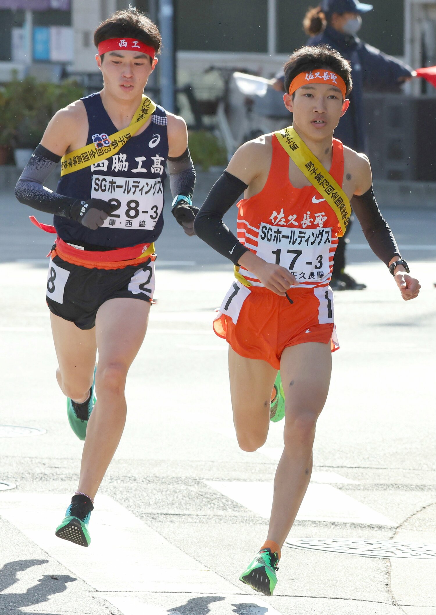 写真は昨年12月の全国高校駅伝3区。西脇工の藤田大智（左）をかわし、先頭に立つ佐久長聖（長野）の吉岡大翔