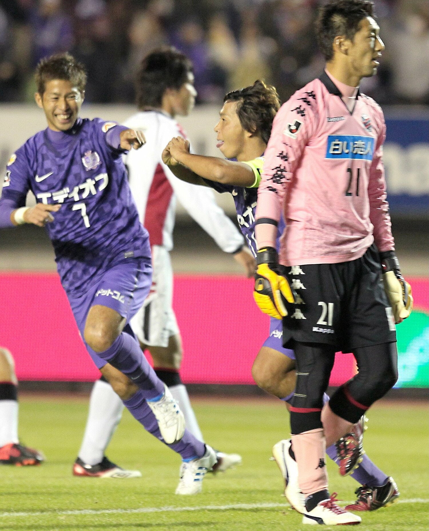 2012年11月7日、青山からのパスを決めた瞬間の佐藤　©JIJI PRESS