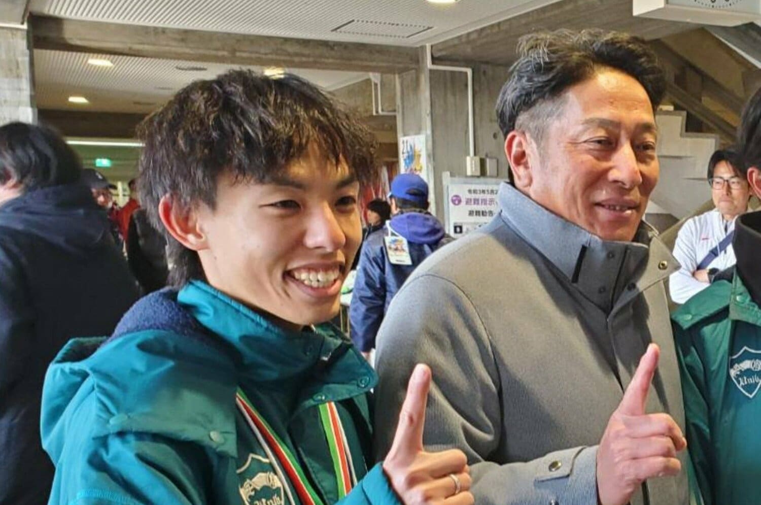 別大マラソンのレース後、報道陣のカメラに収まる原監督と黒田　©NumberWeb