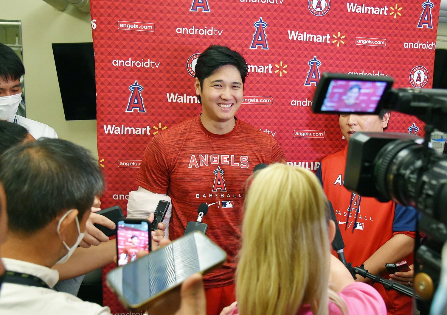 記者に囲まれる大谷翔平　©︎JIJI PRESS