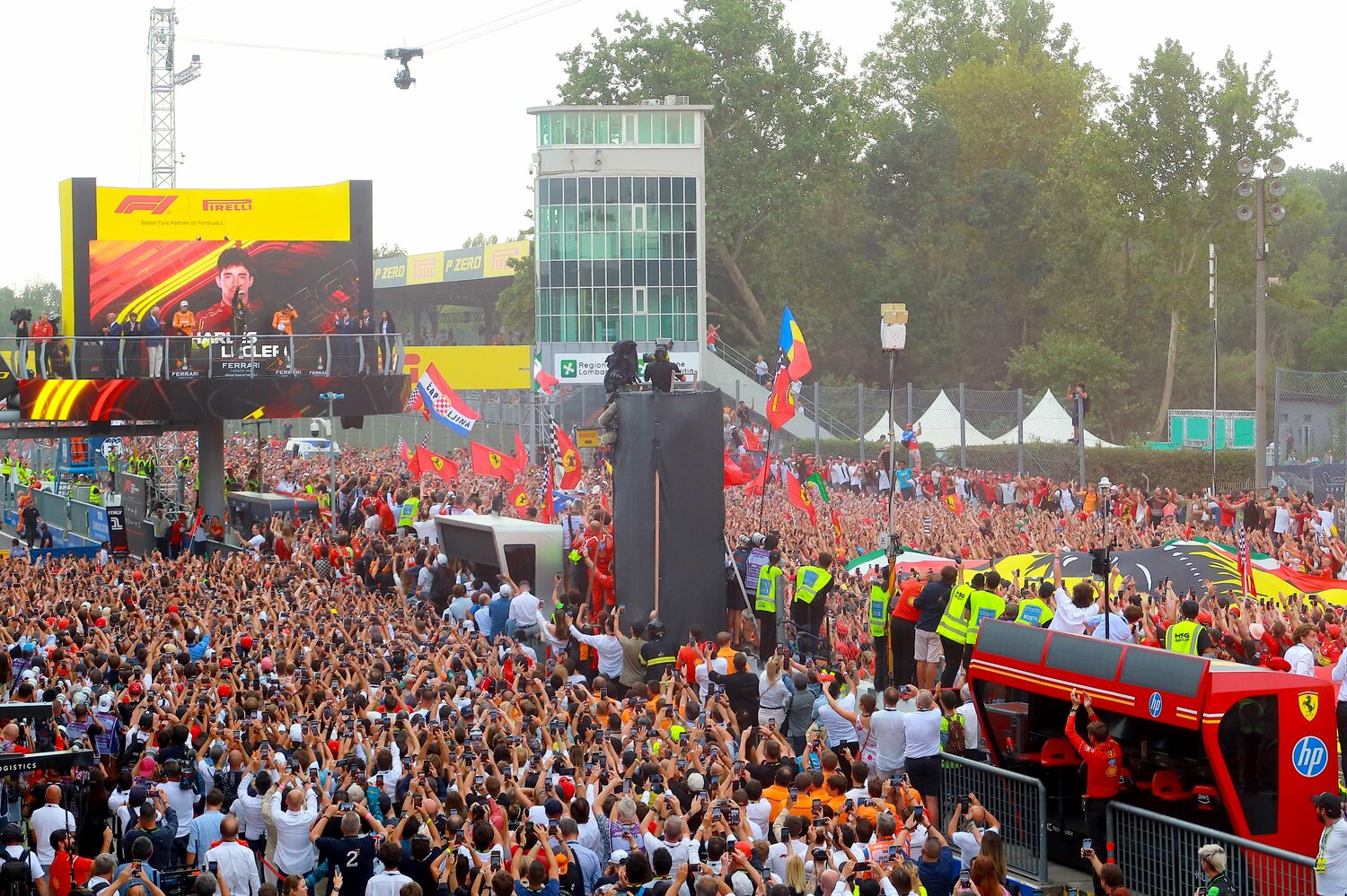表彰台のルクレールを見届けるべくコース上に押し寄せたティフォシ。モンツァの名物と言える風景だ　©Masahiro Owari