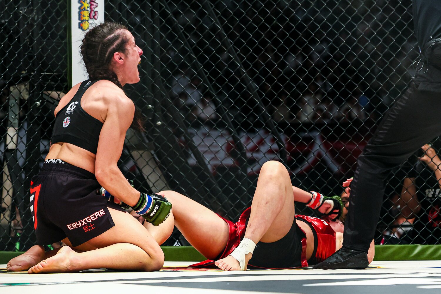 勝利の瞬間、倒れ込むRENAの横でロペスは叫んだ　©RIZIN FF Susumu Nagao