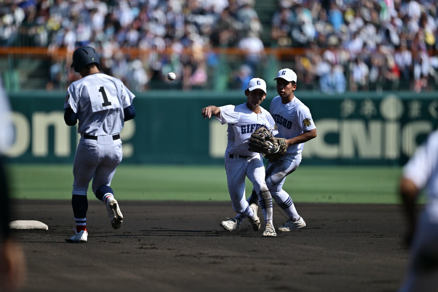 6回表、一死満塁の場面。横浜五番バッター小野舜友はセカンドゴロに打ち取られたが…　©Hideki Sugiyama