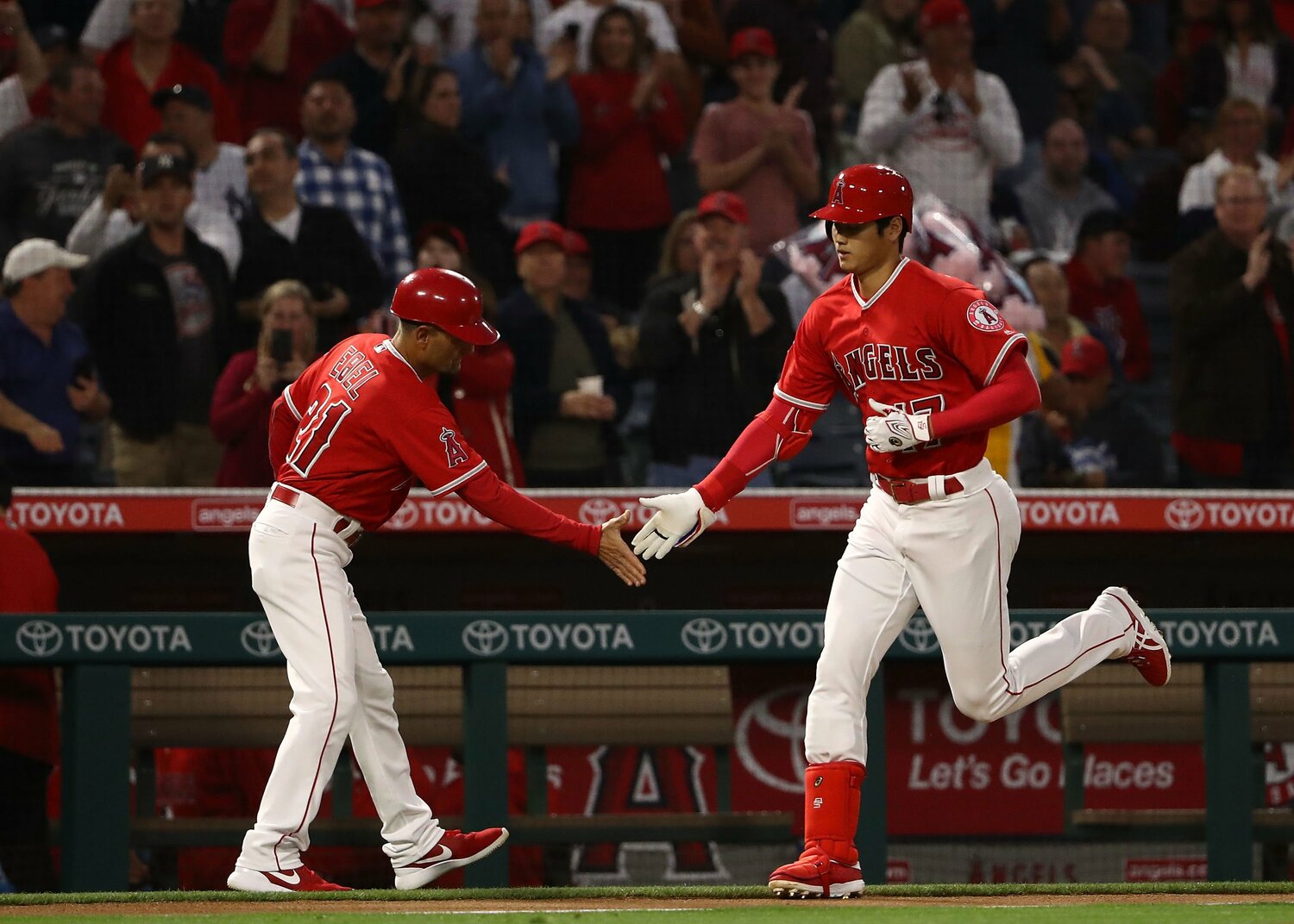 2018年4月、エンゼルス1年目の大谷翔平（当時23歳）。ホームランを放ち、エベル三塁コーチと“ローファイブ”　©Getty Images