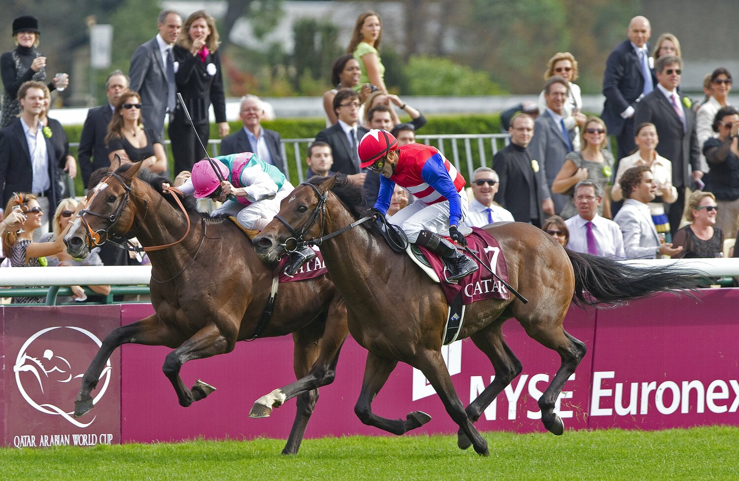ワークフォースに外から襲いかかるナカヤマフェスタ。偉業にアタマ差まで迫った　©AFP/JIJI PRESS