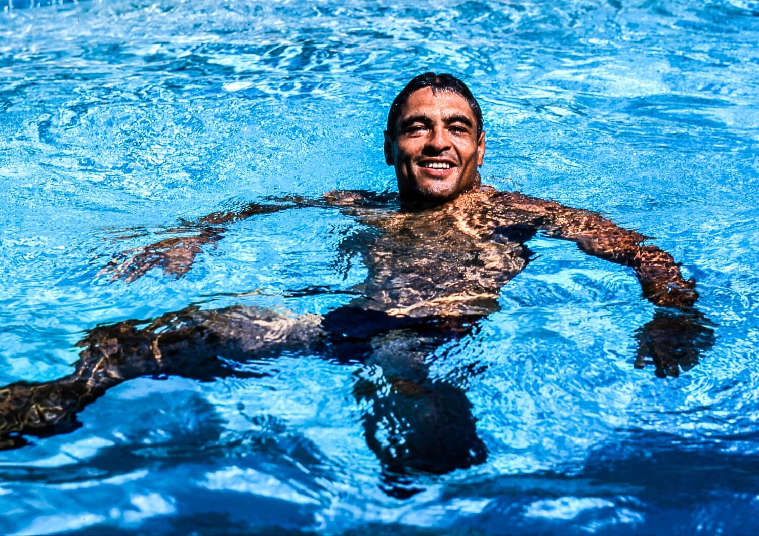 2000年8月、ロサンゼルスの自宅プールで　©Susumu Nagao