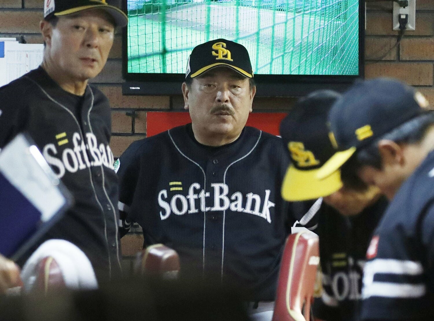 9月20日、楽天に連敗を喫し、悔しそうな表情を浮かべる藤本博史監督 ©KYODO