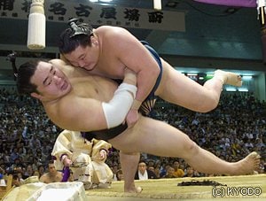 派手な取り組みと、茶目っけのある性格で愛された朝青龍と、生真面目な性格ながらここ一番では火のような攻めを見せる白鵬。ふたりの名勝負は日本中を大いに沸かせたはずだ